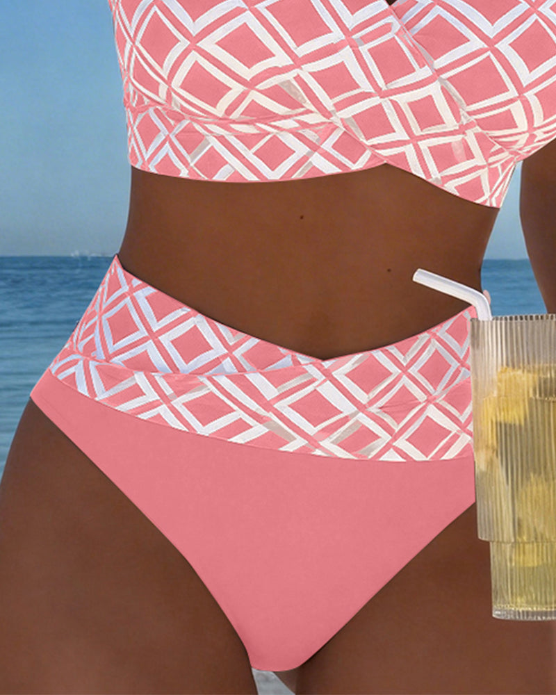 Bikini de dos piezas con corte de sujetador y estampado de rombos.