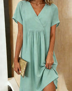 Vestido corto plisado con escote en V y mangas cortas