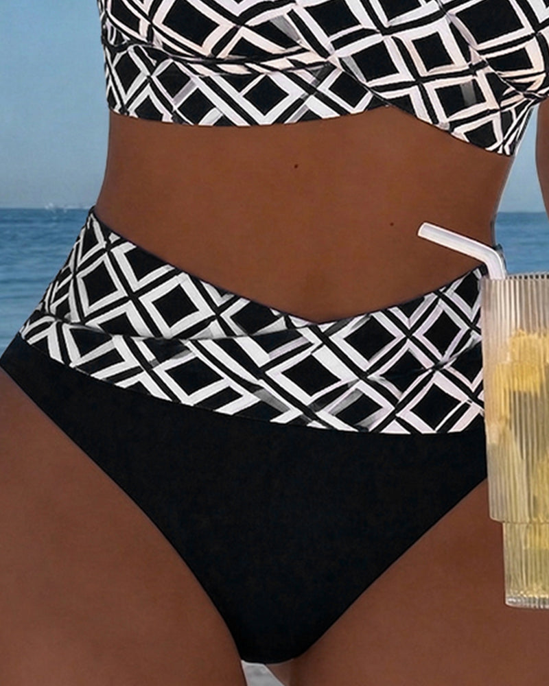 Bikini de dos piezas con corte de sujetador y estampado de rombos.