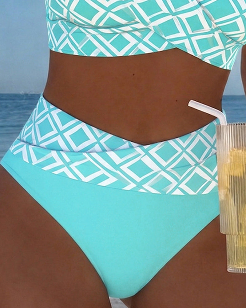 Bikini de dos piezas con corte de sujetador y estampado de rombos.