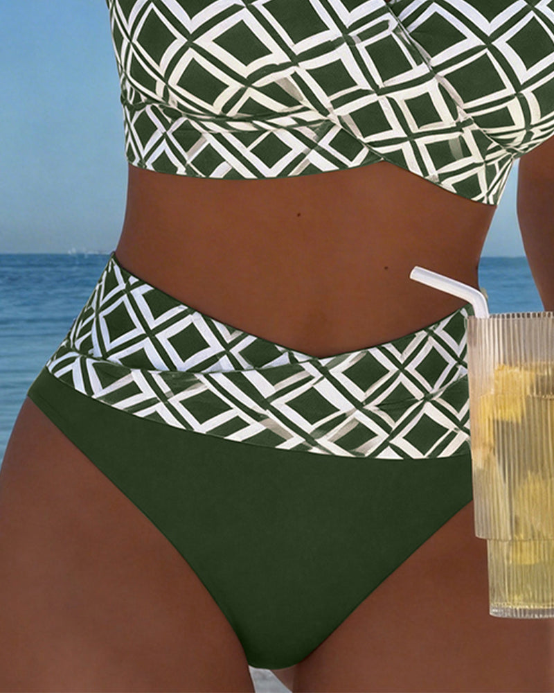 Bikini de dos piezas con corte de sujetador y estampado de rombos.